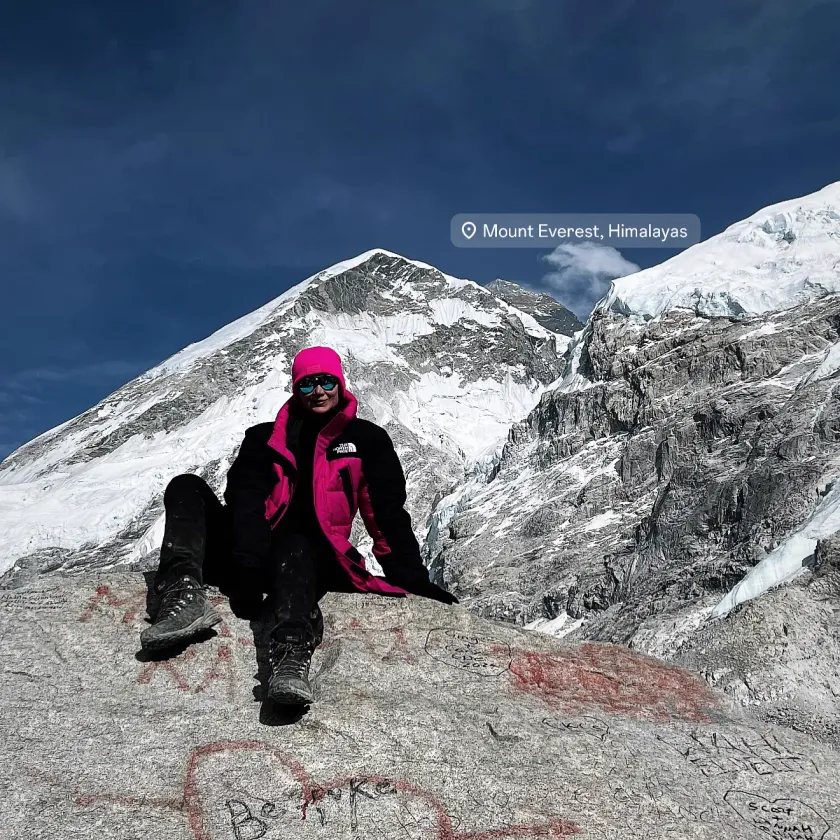Olga Pabjan w bazie pod Mount Everest w Himalajach, na tle ośnieżonego szczytu